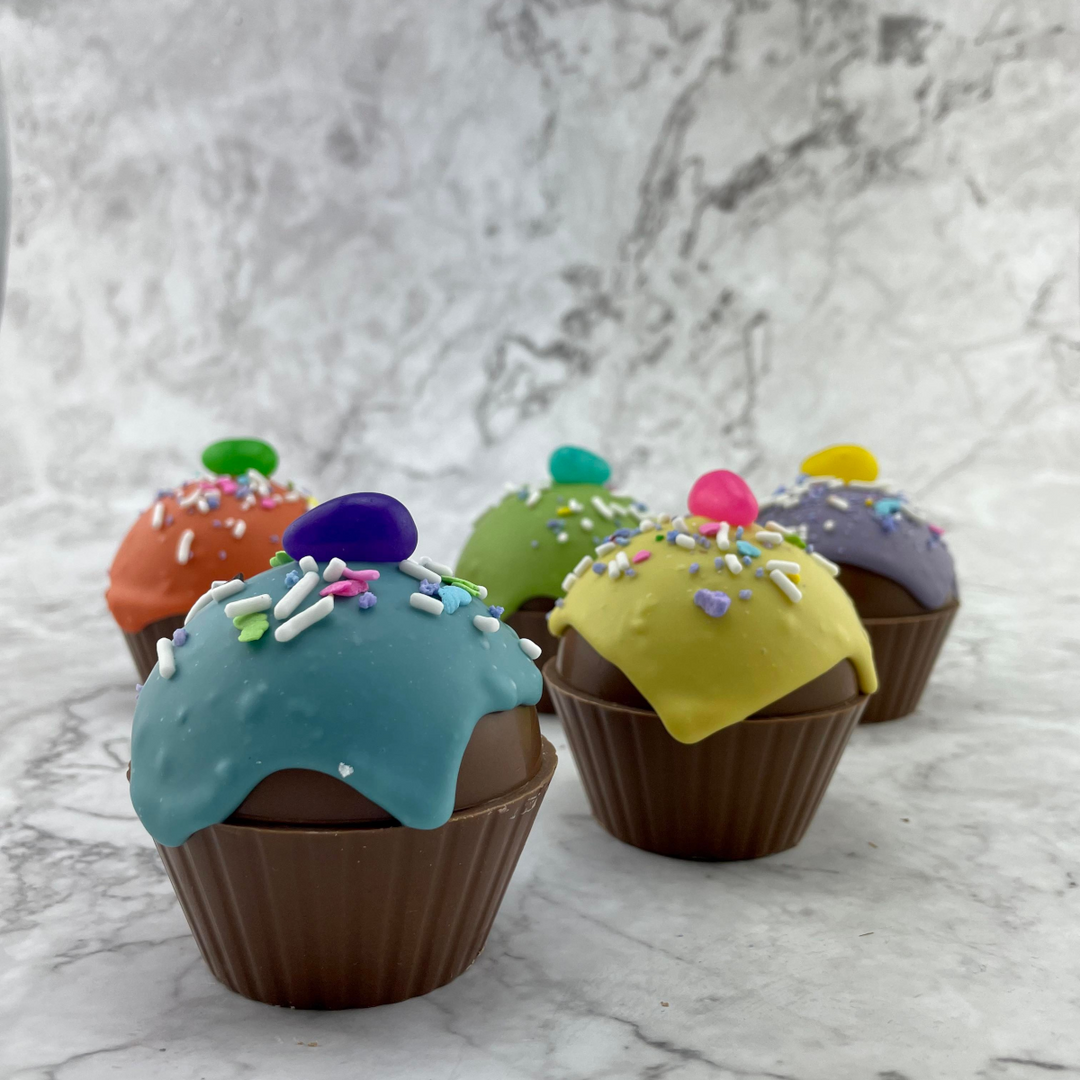 Cupcakes en chocolat avec des surprises de Pâques